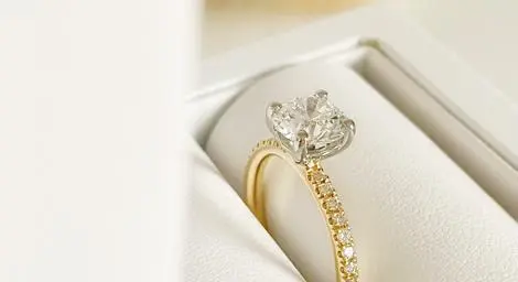 Engagement ring gold with diamond