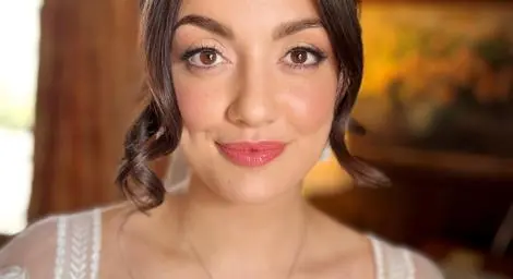 Beautiful brunette bride portrait subtle make up